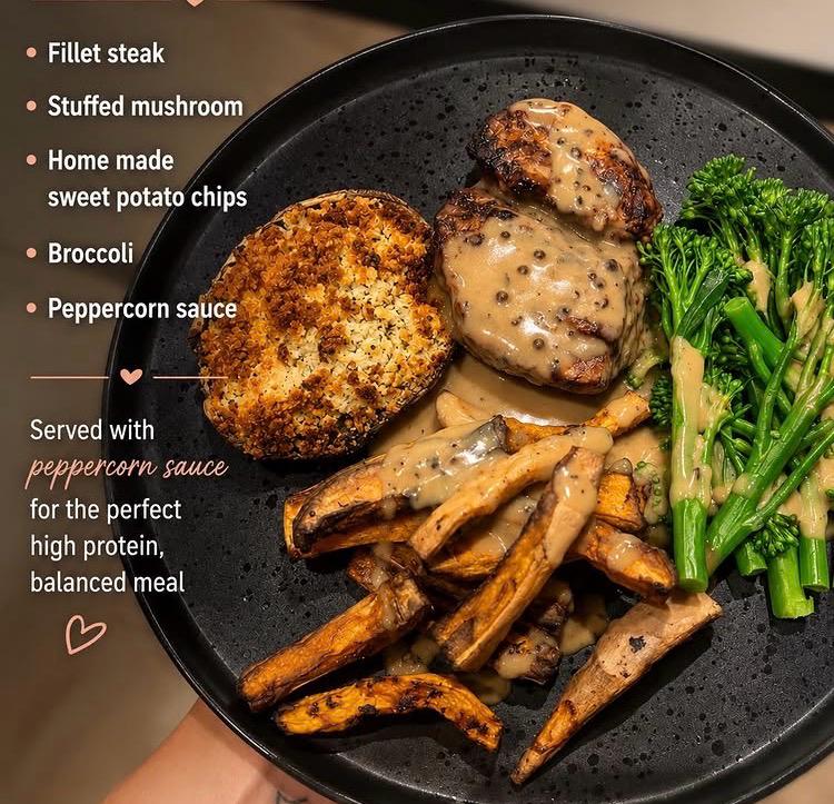 Filetsteak met groenten, zoete aardappelfriet en peperkorrelsaus recept